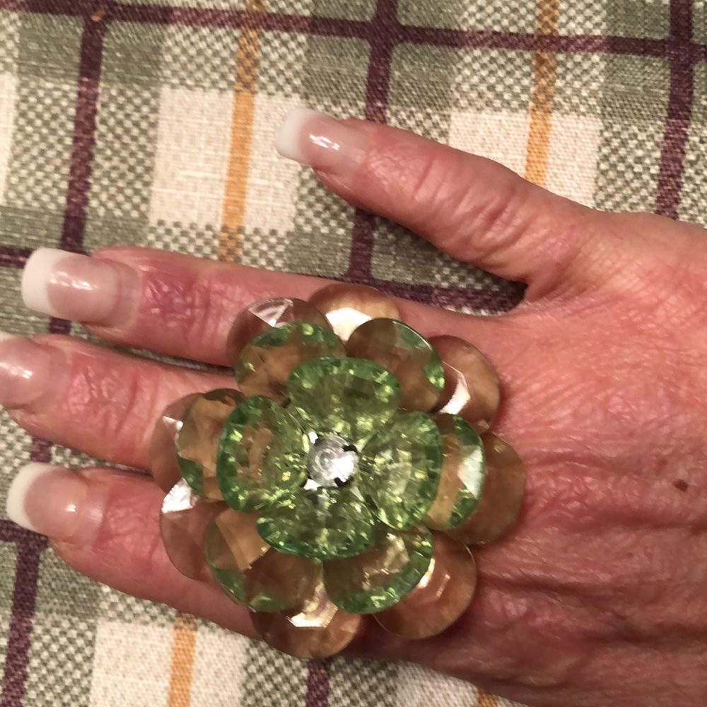 Green flower ring - Picture 2 of 4